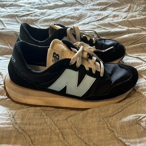 W’s New Balance 237 black/blue, size 7.5